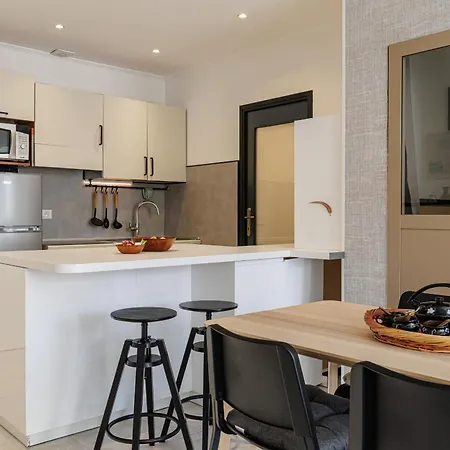 Massena Street - Quiet 2 Bdr & Balcony نيس