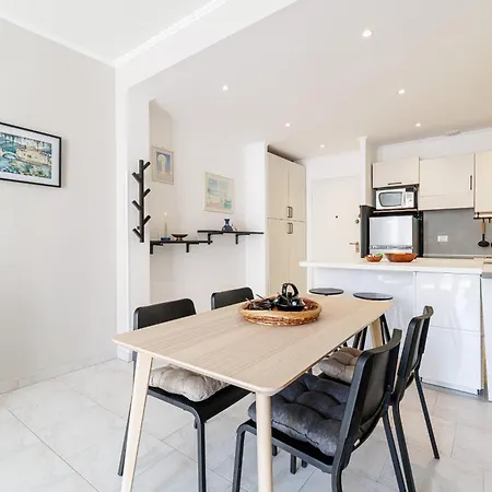 Massena Street - Quiet 2 Bdr & Balcony