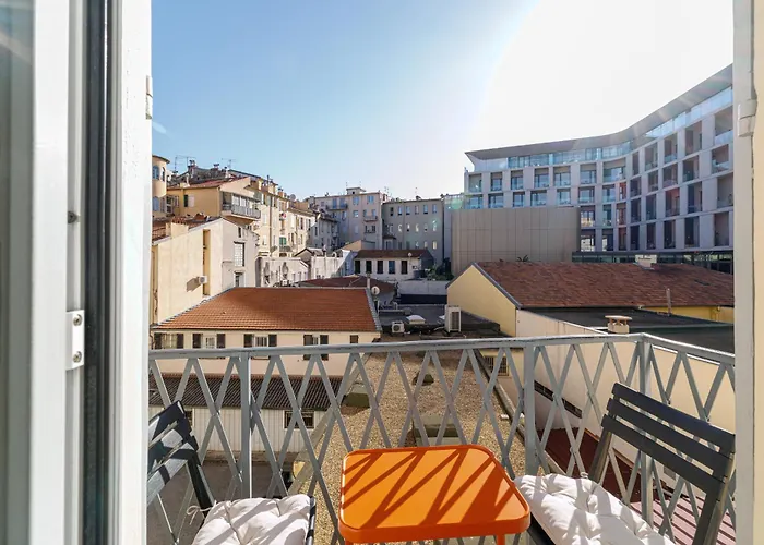 Massena Street - Quiet 2 Bdr & Balcony