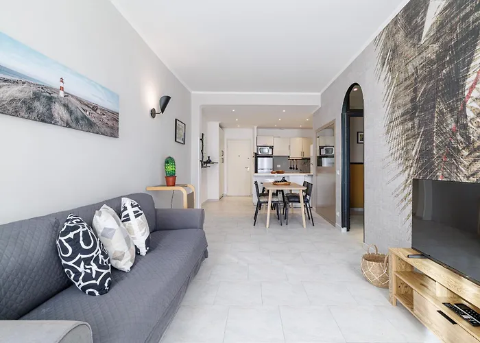 Massena Street - Quiet 2 Bdr & Balcony