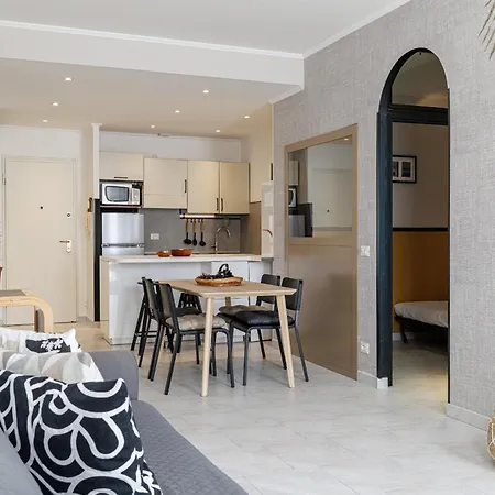 Massena Street - Quiet 2 Bdr & Balcony شقة *