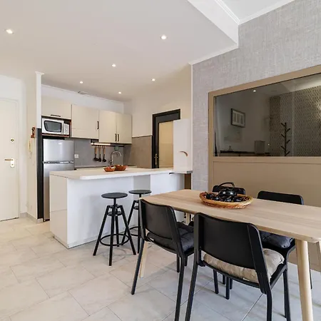 Massena Street - Quiet 2 Bdr & Balcony شقة *