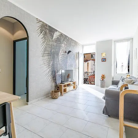 Massena Street - Quiet 2 Bdr & Balcony شقة *