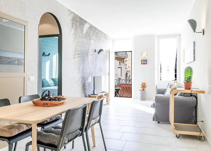 아파트 Massena Street - Quiet 2 Bdr & Balcony 니스