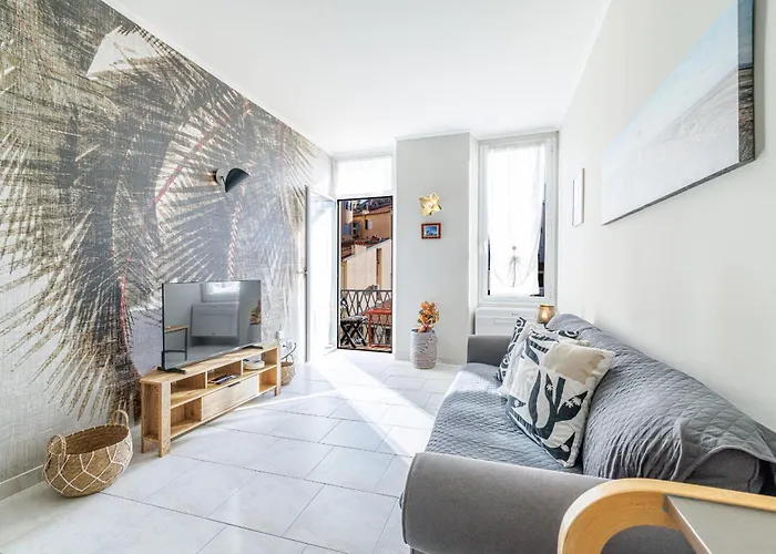 Massena Street - Quiet 2 Bdr & Balcony شقة *