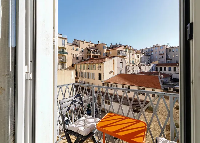 Massena Street - Quiet 2 Bdr & Balcony شقة