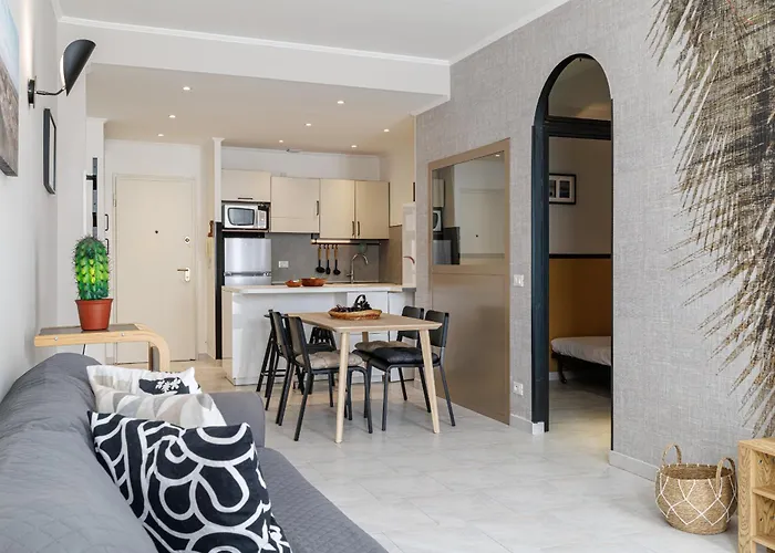 Massena Street - Quiet 2 Bdr & Balcony Апартаменты *