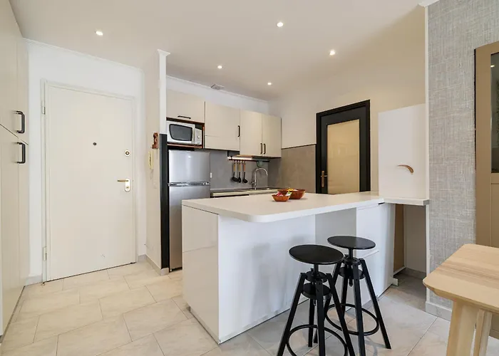 아파트 Massena Street - Quiet 2 Bdr & Balcony 니스