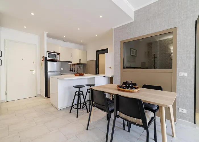 Massena Street - Quiet 2 Bdr & Balcony شقة *