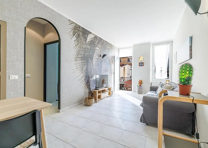 Massena Street - Quiet 2 Bdr & Balcony شقة *