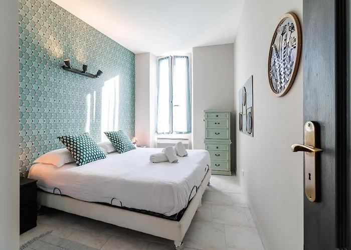 아파트 Massena Street - Quiet 2 Bdr & Balcony 니스