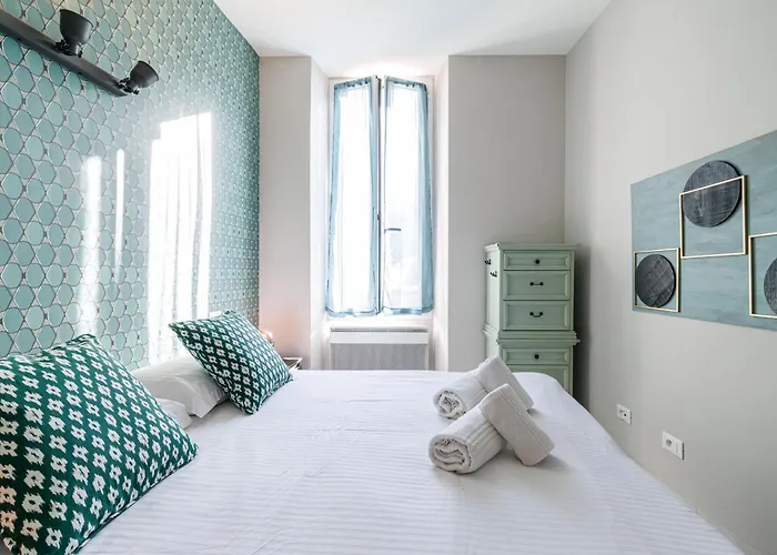 Massena Street - Quiet 2 Bdr & Balcony شقة نيس