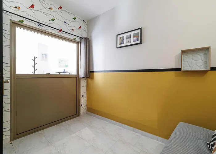Massena Street - Quiet 2 Bdr & Balcony 아파트