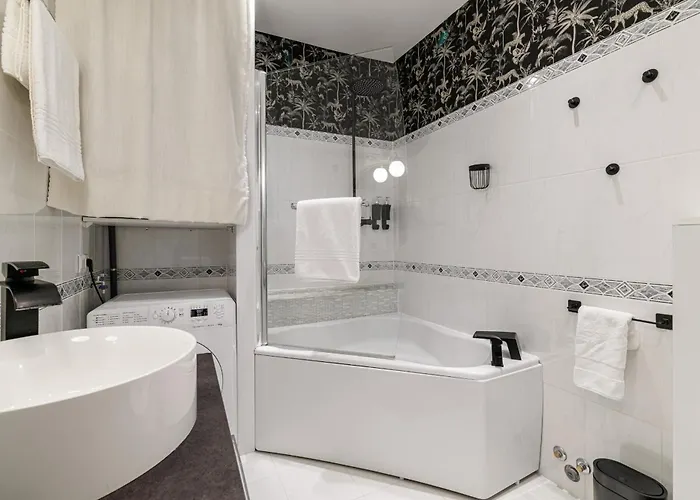 Massena Street - Quiet 2 Bdr & Balcony * 니스
