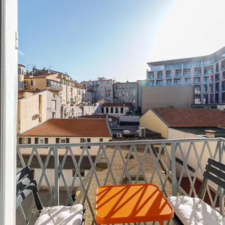 Massena Street - Quiet 2 Bdr & Balcony