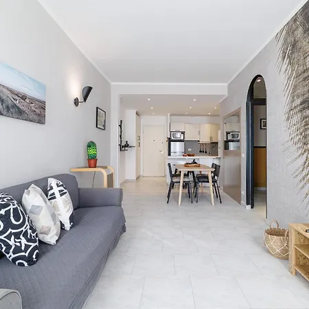 Massena Street - Quiet 2 Bdr & Balcony