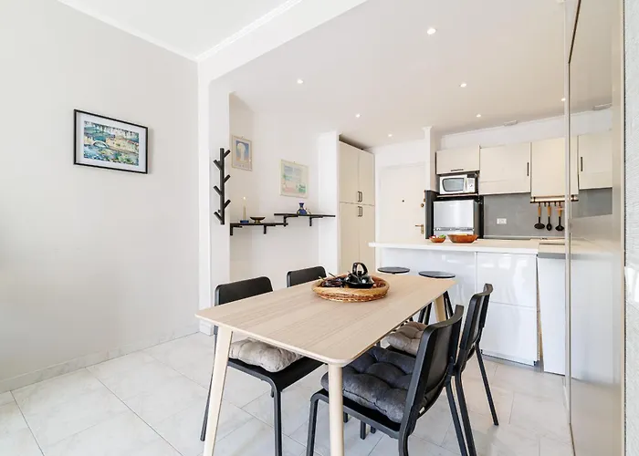 Massena Street - Quiet 2 Bdr&balcony